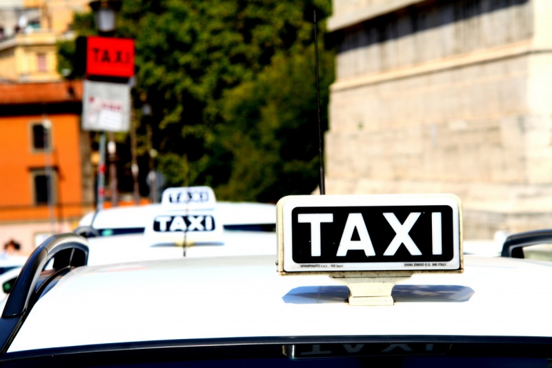 taxis-LE BROC-min_taxi_auto_rome_road_white-1051610